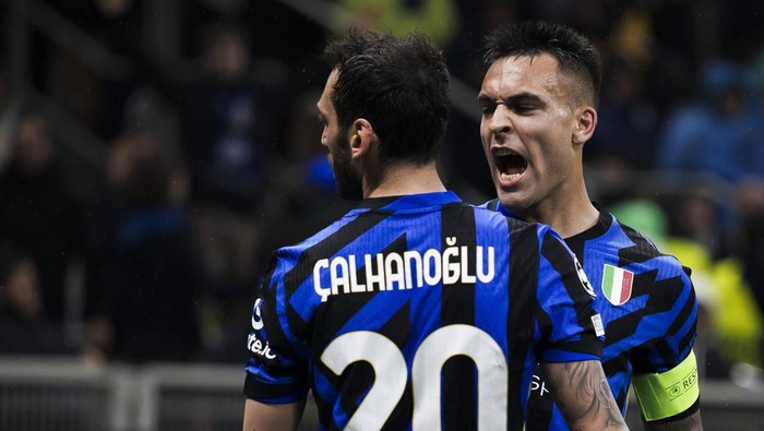 FC Internazionale v FC Bayern Munchen - UEFA Champions League Lautaro Martinez of FC Internazionale celebrates with Hakan Calhanoglu of FC Internazionale during the UEFA Champions League 2024/25 knockout phase quarter final second leg football match between FC Internazionale and FC Bayern Munchen. Milan Italy Copyright: xNicolxCampoxNo Use Switzerland. No Use Germany. No Use Japan. No Use Austria
