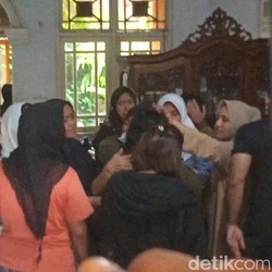 Bendera Kuning dan Suasana Sendu Rumah Duka Hamdan ATT
