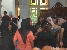 Bendera Kuning dan Suasana Sendu Rumah Duka Hamdan ATT Bendera Kuning dan Suasana Sendu Rumah Duka Hamdan ATT