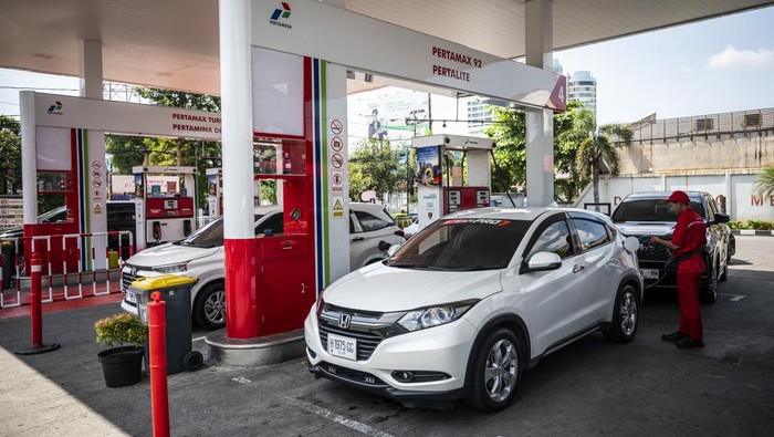 Harga BBM Nonsubsidi Naik Lagi, Pertamax Tembus Rp12.500 per Liter Petugas melayani pengisian bahan bakar minyak (BBM) jenis Pertamax di SPBU COCO Jalan Ahmad Yani, Semarang, Jawa Tengah, Selasa (1/7/2025). PT Pertamina (Persero) melakukan penyesuaian harga BBM nonsubsidi jenis Pertamax dari Rp12.100 per liter menjadi Rp12.500 per liter, Pertamax Turbo dari Rp13.050 per liter menjadi Rp13.500 per liter, Pertamax Green dari Rp12.800 per liter menjadi Rp13.250 per liter, Dexlite dari Rp12.740 per liter menjadi Rp13.320 per liter, dan Pertamina Dex dari Rp13.200 per liter menjadi Rp13.650 per liter yang berlaku per 1 Juli. ANTARA FOTO/Aprillio Akbar