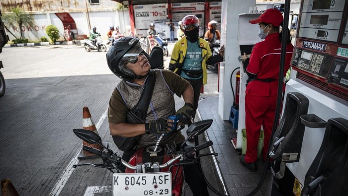 Petugas melayani pengisian bahan bakar minyak (BBM) jenis Pertamax di SPBU COCO Jalan Ahmad Yani, Semarang, Jawa Tengah, Selasa (1/7/2025). PT Pertamina (Persero) melakukan penyesuaian harga BBM nonsubsidi jenis Pertamax dari Rp12.100 per liter menjadi Rp12.500 per liter, Pertamax Turbo dari Rp13.050 per liter menjadi Rp13.500 per liter, Pertamax Green dari Rp12.800 per liter menjadi Rp13.250 per liter, Dexlite dari Rp12.740 per liter menjadi Rp13.320 per liter, dan Pertamina Dex dari Rp13.200 per liter menjadi Rp13.650 per liter yang berlaku per 1 Juli. ANTARA FOTO/Aprillio Akbar