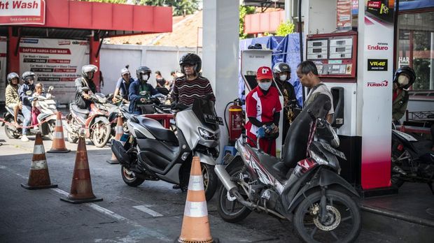 Petugas melayani pengisian bahan bakar minyak (BBM) jenis Pertamax di SPBU COCO Jalan Ahmad Yani, Semarang, Jawa Tengah, Selasa (1/7/2025). PT Pertamina (Persero) melakukan penyesuaian harga BBM nonsubsidi jenis Pertamax dari Rp12.100 per liter menjadi Rp12.500 per liter, Pertamax Turbo dari Rp13.050 per liter menjadi Rp13.500 per liter, Pertamax Green dari Rp12.800 per liter menjadi Rp13.250 per liter, Dexlite dari Rp12.740 per liter menjadi Rp13.320 per liter, dan Pertamina Dex dari Rp13.200 per liter menjadi Rp13.650 per liter yang berlaku per 1 Juli. ANTARA FOTO/Aprillio Akbar
