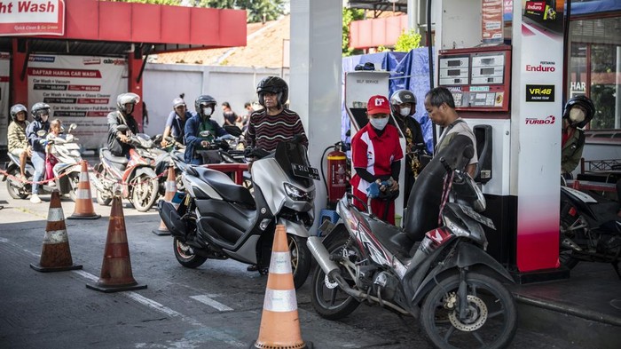 Harga BBM Nonsubsidi Naik Lagi, Pertamax Tembus Rp12.500 per Liter Petugas melayani pengisian bahan bakar minyak (BBM) jenis Pertamax di SPBU COCO Jalan Ahmad Yani, Semarang, Jawa Tengah, Selasa (1/7/2025). PT Pertamina (Persero) melakukan penyesuaian harga BBM nonsubsidi jenis Pertamax dari Rp12.100 per liter menjadi Rp12.500 per liter, Pertamax Turbo dari Rp13.050 per liter menjadi Rp13.500 per liter, Pertamax Green dari Rp12.800 per liter menjadi Rp13.250 per liter, Dexlite dari Rp12.740 per liter menjadi Rp13.320 per liter, dan Pertamina Dex dari Rp13.200 per liter menjadi Rp13.650 per liter yang berlaku per 1 Juli. ANTARA FOTO/Aprillio Akbar