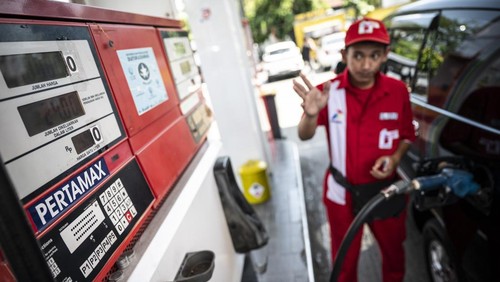 Petugas melayani pengisian bahan bakar minyak (BBM) jenis Pertamax di SPBU COCO Jalan Ahmad Yani, Semarang, Jawa Tengah, Selasa (1/7/2025). PT Pertamina (Persero) melakukan penyesuaian harga BBM nonsubsidi jenis Pertamax dari Rp12.100 per liter menjadi Rp12.500 per liter, Pertamax Turbo dari Rp13.050 per liter menjadi Rp13.500 per liter, Pertamax Green dari Rp12.800 per liter menjadi Rp13.250 per liter, Dexlite dari Rp12.740 per liter menjadi Rp13.320 per liter, dan Pertamina Dex dari Rp13.200 per liter menjadi Rp13.650 per liter yang berlaku per 1 Juli. ANTARA FOTO/Aprillio Akbar