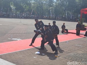Perayaan Hari Bhayangkara Ke-79 di Banten, Kapolda Nyanyi hingga Atraksi Debus