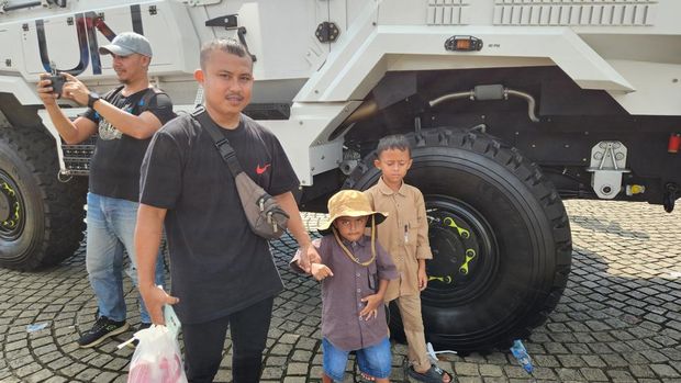 Hari Bhayangkara ke-79 di Monas, Rantis-Helikopter Polri Jadi Rebutan Foto