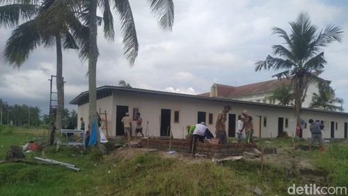 Pemkot Mataram mulai membangun huntara bagi warga terdampak penggusuran di Lingkungan Pondok Prasi, beberapa waktu lalu.