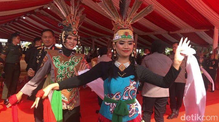 Budaya Dayak kental di HUT Bhayangkara ke-79 di Polda Kalimantan Tengah.
