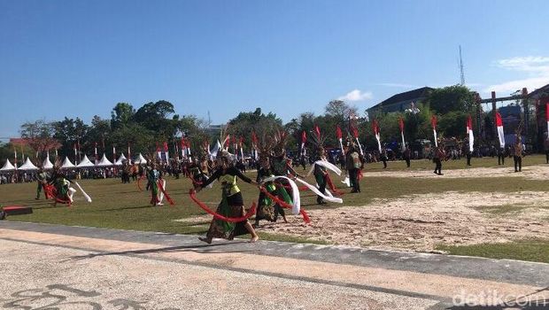 Budaya Dayak kental di HUT Bhayangkara ke-79 di Polda Kalimantan Tengah.