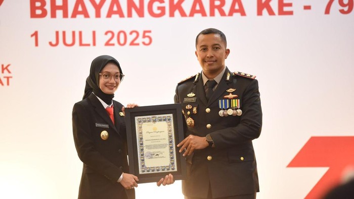 Wali Kota Kediri Vinanda Prameswati dan Kapolres AKBP Bramastyo Priaji saat peringatan HUT ke-79 Bhayangkara