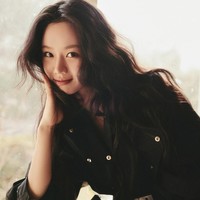 Hyeri merasa bersalah jika mengingat kerja keras ibunya, bekerja sebagai buruh pabrik selama 15 tahun. Setelah sukses, bintang drama Korea Reply 1988 itu membelikan apartemen untuk orang tuanya. Foto: dok. Instagram @hyeri_0609
