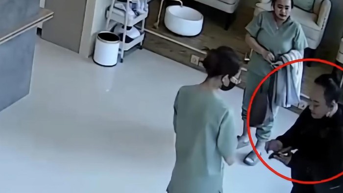 Ibu penjual sheetmask saat mendatangi nail studio Jehan diambil dari CCTV toko Jehan.
