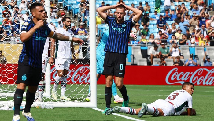 Soccer Football - FIFA Club World Cup - Round of 16 - Inter Milan v Fluminense - Bank of America Stadium, Charlotte, North Carolina, U.S. - June 30, 2025  Inter Milans Stefan de Vrij reacts after missing a chance to score REUTERS/Agustin Marcarian