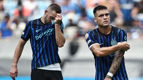 CHARLOTTE, NORTH CAROLINA - JUNE 30: Lautaro Martinez of Internazionale and Stefan de Vrij of Internazionale disappointment during the FIFA Club World Cup 2025 round of 16 match between FC Internazionale Milano and Fluminense FC at Bank of America Stadium on June 30, 2025 in Charlotte, North Carolina. (Photo by Image Photo Agency/Getty Images)