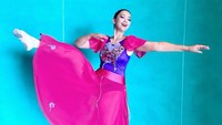 Strike a pose kata Madonna… Mumpung lagi dandan dan pakai kostum balet, coba-coba pose penari balet dulu ah. Balet juga menjadi salah satu hal yang suka dilakukan oleh Ira Wibowo. Foto: dok. Instagram Ira Wibowo