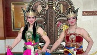 Pada hari tari dunia kemarin, kami dr @arkamaya_sukma ikut berpartisipasi dan membawakan 3 tarian di teater besar ISI Surakarta, Bedhayan Nawasena, Golek Surung Dayung, dan Srikandi Mustakaweni. Aku bersama Mbak Ipung, kebagian menarikan Srikandi Mustakaweni, tulis Ira Wibowo. Ira memakai kostum berwarna hijau dengan selendang pink. Foto: dok. Instagram Ira Wibowo