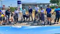 Ini adalah momen dirinya gowes di Hamburg, Jerman. Berangkat dr kediaman Bpk Ibu Konjen yang cantik, kami langsung menuju dermaga ferry, lalu menyeberang ke Finkenwerder, yaitu lokasi pabrik dan juga airport khusus Airbus, tulis ira Wibowo. Foto: dok. Instagram Ira Wibowo
