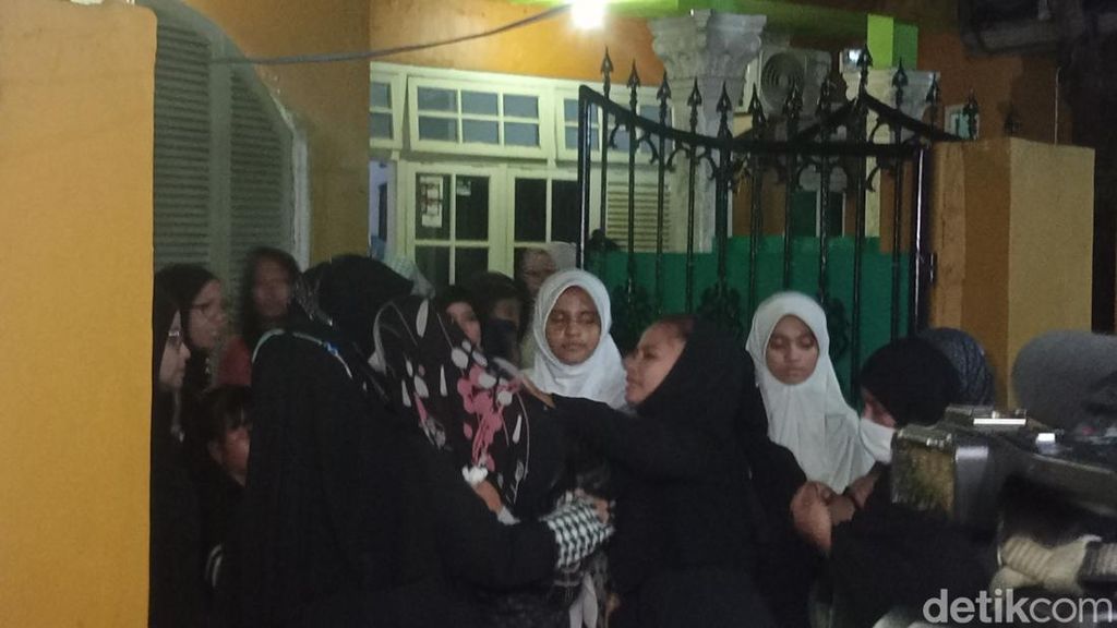 Isak Tangis Keluarga Iringi Pemakaman Hamdan ATT