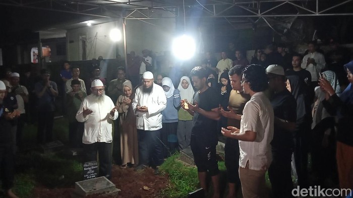 Hamdan ATT dimakamkan di TPU Kampung Dukuh, Selasa (1/7/2025).