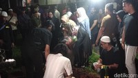 Seluruh keluarga sudah ikhlas melepas kepergian pelantun lagu Termiskin di Dunia itu untuk selamanya. Foto: Ahsan/detikhot
