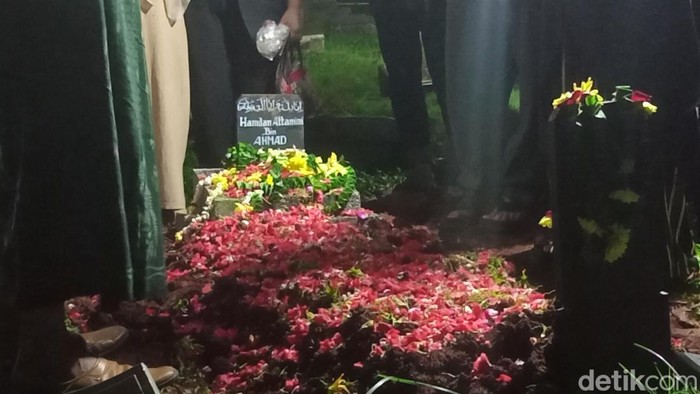 Isak Tangis Iringi Pemakaman Hamdan ATT Hamdan ATT dimakamkan di TPU Kampung Dukuh, Selasa (1/7/2025).