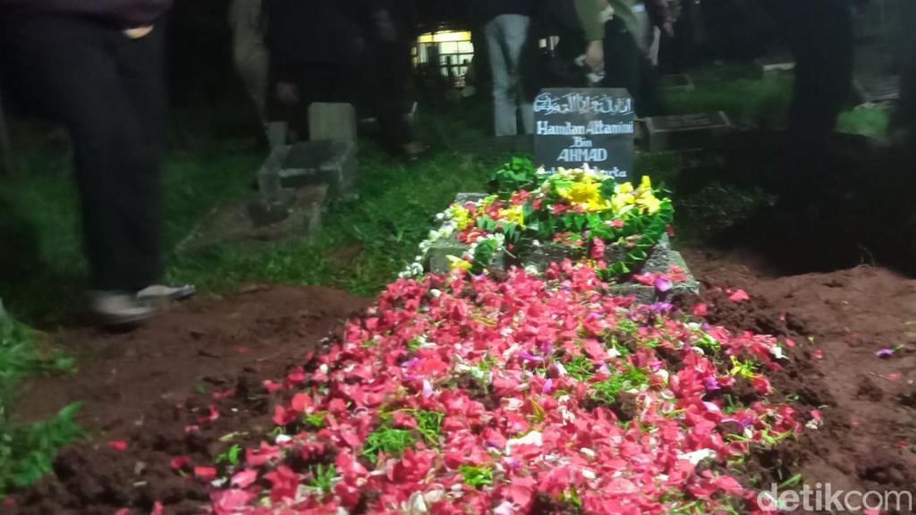 Video: Isak Tangis Iringi Pemakaman Jenazah Hamdan ATT