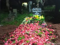 Video: Isak Tangis Iringi Pemakaman Jenazah Hamdan ATT