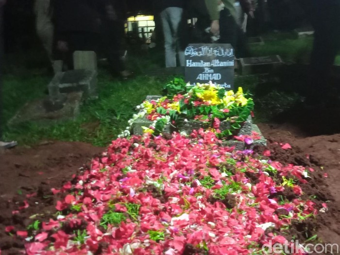 Isak Tangis Iringi Pemakaman Hamdan ATT Hamdan ATT dimakamkan di TPU Kampung Dukuh, Selasa (1/7/2025).