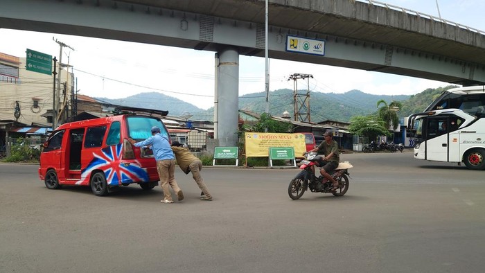 Jalur Cikuasa Atas menuju ke Pelabuhan maupun gerbang tol Merak ditutup imbas perbaikan jalan