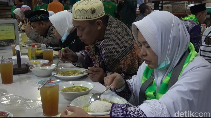 Jemaah haji asal Lamongan makan soto Lamongan