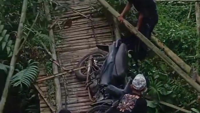 Jembatan penghubung antarkampung di Kecamatan Karang Tanjung, Kabupaten Pandeglang, Banten, ambruk. (Dok istimewa).