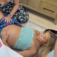 Jen Affleck, influencer dan bintang reality show The Secret Lives of Mormon Wives, mengalami momen tak terduga dalam hidupnya. Jen melahirkan saat sedang manikur di salon. Foto: dok. Instagram @jenniferlaffleck
