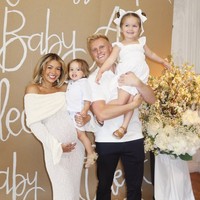 Jen dan Zac telah menikah sejak Juni 2019 setelah bertemu melalui aplikasi kencan Mormon. Mereka sudah memiliki dua anak, Nora (3 tahun) dan Lucas (1 tahun). Kini, pasangan ini tengah menyambut kelahiran anak ketiga mereka. Foto: dok. Instagram @jenniferlaffleck