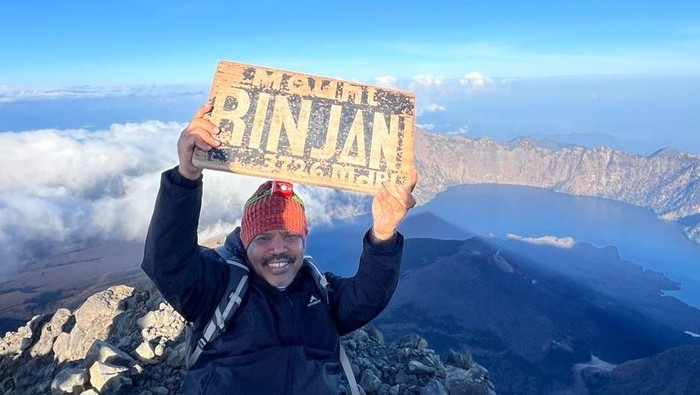 Anggota DPR RI Johan Rosihan di Rinjani.