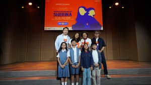 Potret para pemeran utama bersama Program Manager Indonesia Kaya Billy Gamaliel, sutradara musikal Petualangan Sherina Nuya Susantono, dan sutradara Mira Lesmana serta Riri Riza. Foto: Indonesia Kaya