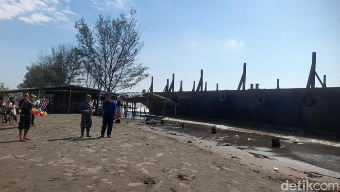 Penampakan kapal tongkang terbakar di Pantai Radusanga Indah Brebes, Selasa (1/7/2025).