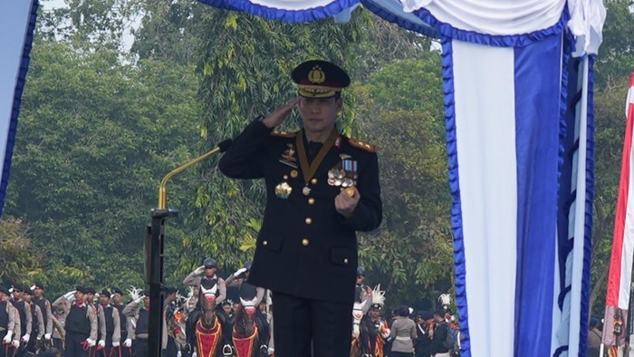Kapolda Bali Irjen Daniel Adityajaya memimpin upacara peringatan Hari Bhayangkara ke-79 di Lapangan Niti Mandala Renon, Denpasar, Bali, pada Selasa (1/7/2025). (Foto: Dok. Polda Bali)