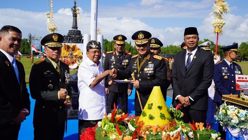 Kapolda Bali Irjen Daniel Adityajaya mendapat hadiah tumpeng dari Forkopimda saat peringatan Hari Bhayangkara ke-79, Selasa (1/7/2025). (Foto: Dok. Polda Bali)