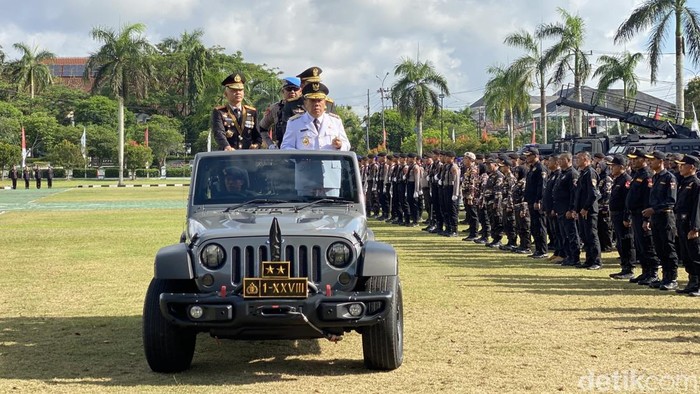 Kapolda Irjen Hendro Pandowo, Danrem Brigjen TNI Sapta mendampingi Gubernur mengecek pasukan upacara.
