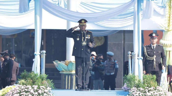 Kapolda Jatim Irjen Nanang Avianto saat memimpin upacara HUT ke-79 Bhayangkara