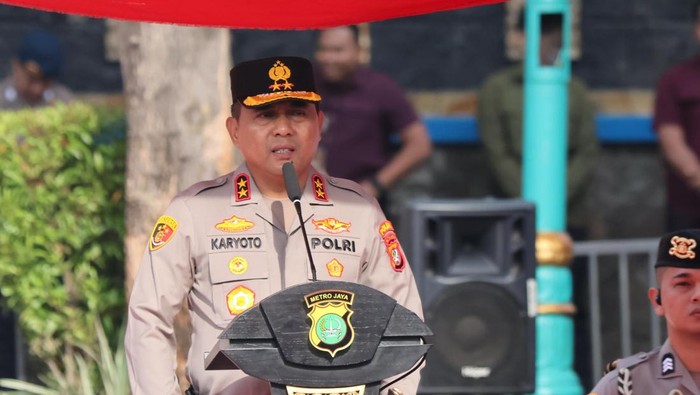Kapolda Metro Jaya Irjen Karyoto memimpin upacara kenaikan pangkat 886 personel di Hari Bhayangkara ke-79, pada Senin (30/6/2025).