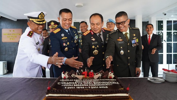 Kapolda Riau Irjen Herry Heryawan mendapatkan kunjungan kejutan dari 3 matra TNI AD, AL, dan AU di momen Hari Bhayangkara ke-79 di Pekanbaru, Selasa (1/7/2025).