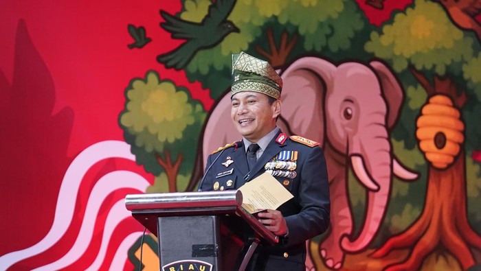 Kapolda Riau Irjen Herry Heryawan menyampaikan Hari Bhayangkara ke-79 menjadi momen untuk kontemplasi dan refleksi. Hal itu ia sampaikan saat syukuran di Balai Serindit Kantor Gubernuran, Kota Pekanbaru, Selasa (1/7/2025).