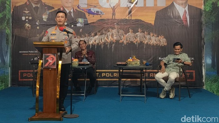 Kapolda Sulsel Irjen Rusdi Hartono saat memberikan sambutan saat Talkshow HUT Bhayangkara ke-79 di Rumah Aspirasi Anak Rakyat, Makassar.
