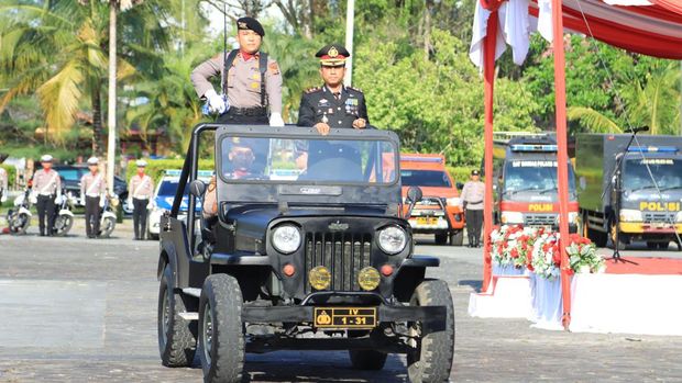 Kapolres Inhil AKBP Farouk Oktora memimpin upacara Hari Bhayangkara ke-79 di Polres Inhil, Selasa (1/7/2025).