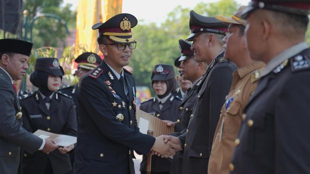 Kapolres Kuansing AKBP Angga Herlambang memimpin upacara Hari Bhayangkara ke-79 di Kuansing, pada Selasa (1/7/2025).