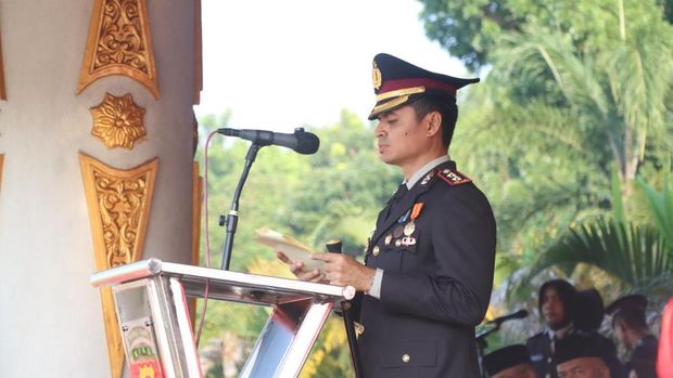Kapolres Rohul AKBP Emil Eka Putra memimpin upacara Hari Bhayangkara ke-79 di Mapolres Rohul, Selasa (1/7/2025).