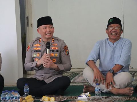 Kapolres Tangsel AKBP Victor Inkiriwang memberikan safe deposit kepada DKM Masjid Al-Hadi di Curug, Tangerang, pada Senin (30/6/2025).