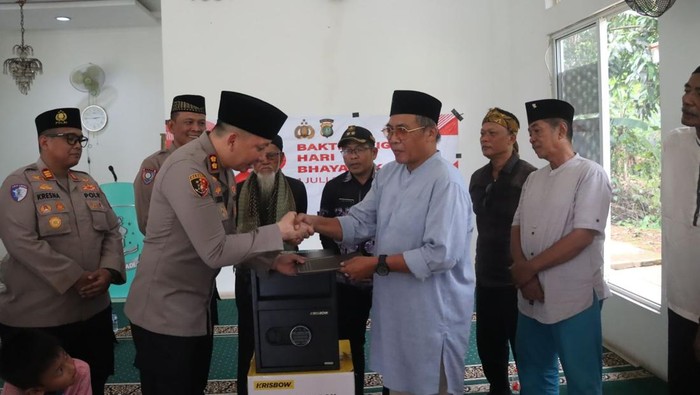 Kapolres Tangsel AKBP Victor Inkiriwang memberikan safe deposit kepada DKM Masjid Al-Hadi di Curug, Tangerang, pada Senin (30/6/2025).
