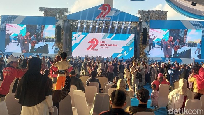 Kapolri Jenderal Listyo Sigit Prabowo memberikan penampilan kejutan dengan menyanyikan lagu berjudul Bongkar bareng musisi, Iwan Fals (Rumondang Naibaho/detikcom)
